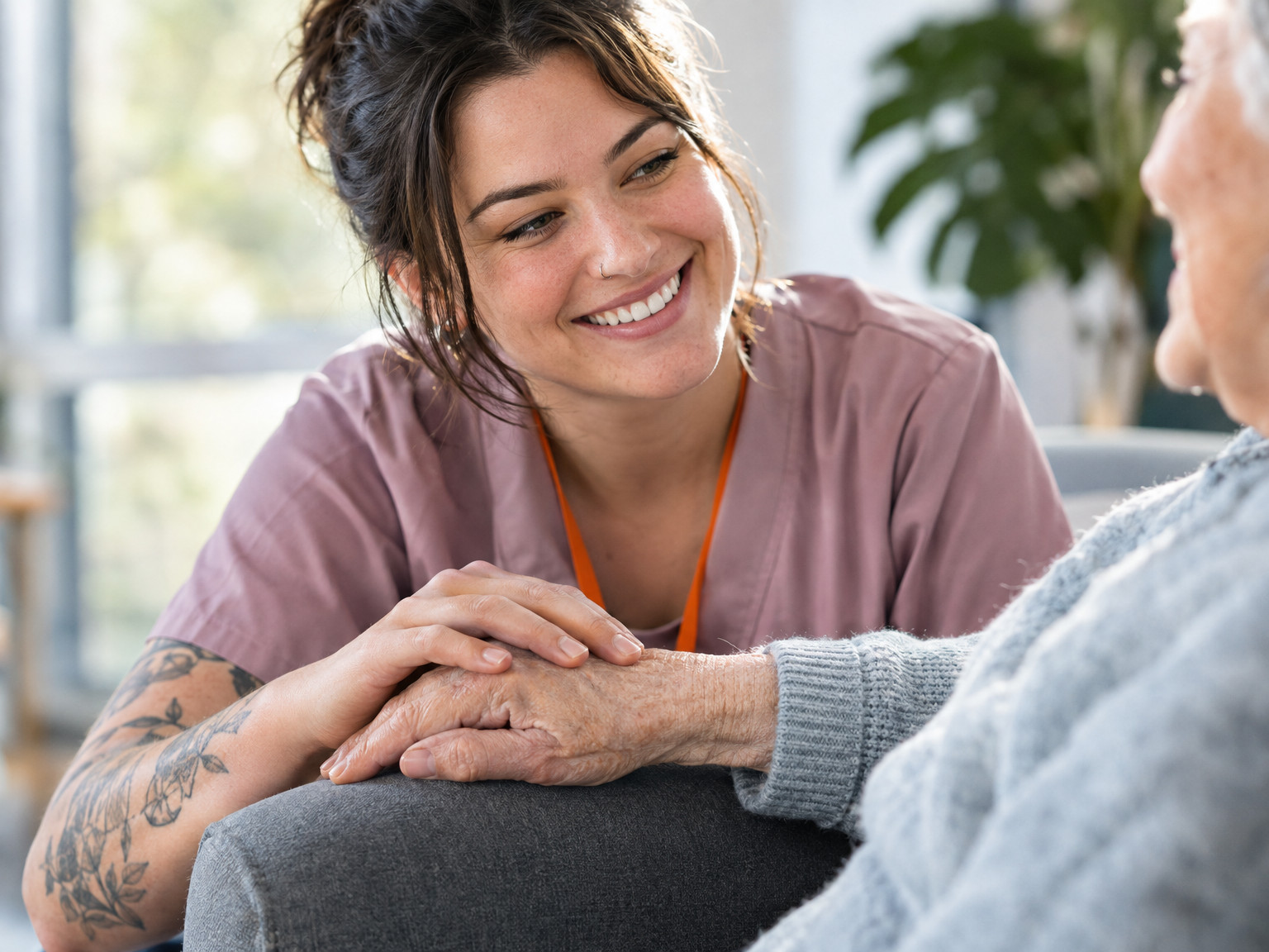 Hand einer Pflegekraft auf der Hand einer älteren Person (KI-generiert)
