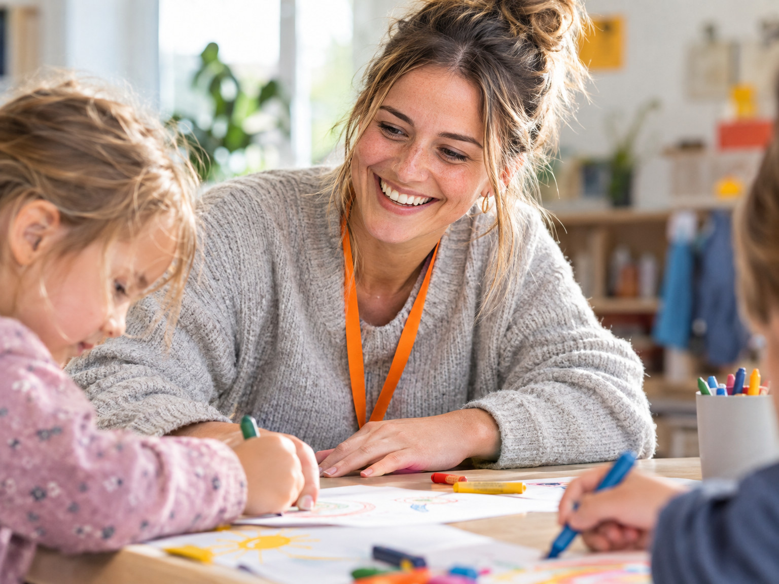 Kinderhände und Erzieherhand beim Malen (KI-generiert)