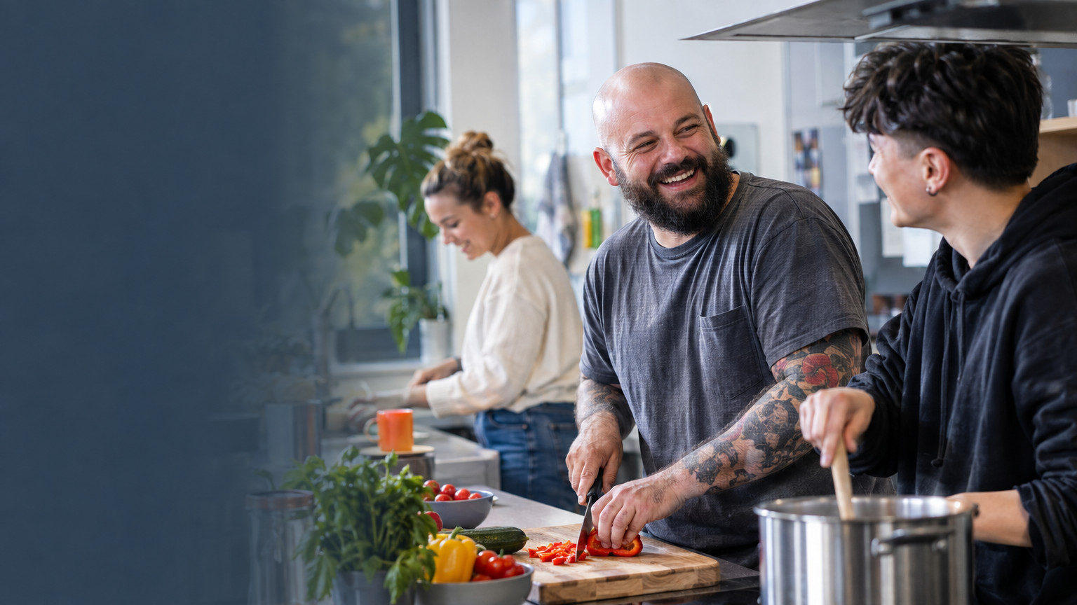 Heilerziehungspfleger unterstützt beim Kochen in einer Wohngruppe (KI-generiert)