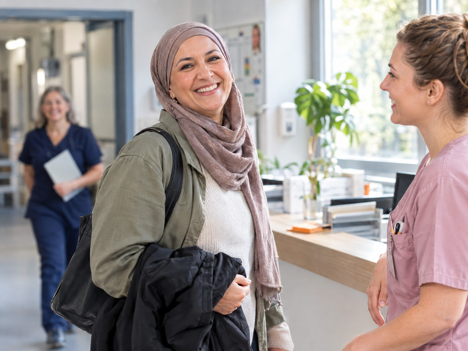 Pflegefachkraft kommt morgens auf die Station und wird begrüßt (KI-generiert)